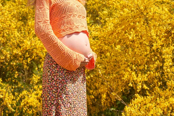 Close Jovem Grávida Tocando Sua Barriga Cuidar Sua Saúde Gravidez — Fotografia de Stock