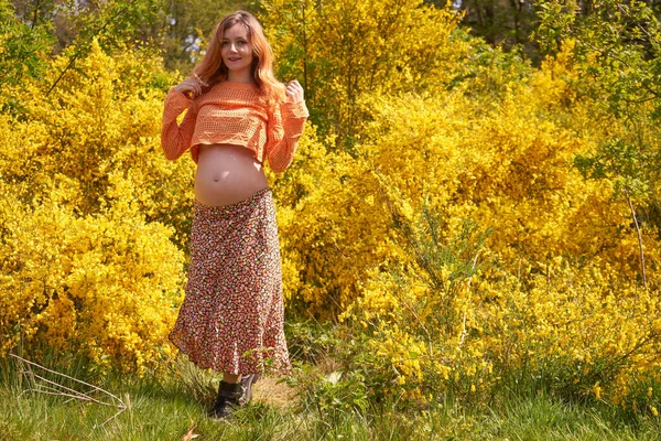 Młoda Kobieta Ciąży Dotykając Patrząc Jej Brzuch Dbając Jej Zdrowie — Zdjęcie stockowe