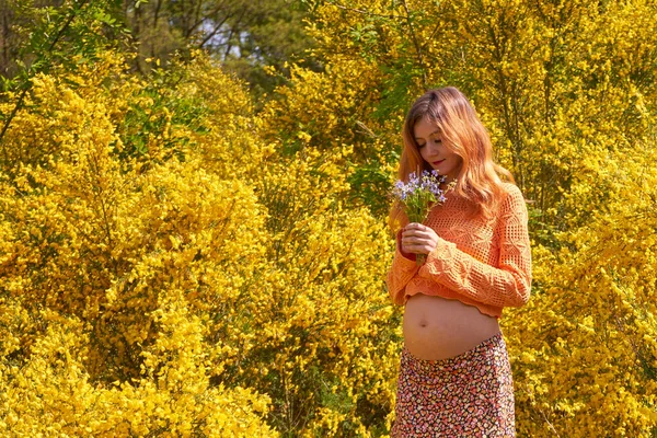 Jovem Grávida Tocando Sua Barriga Flores Cheirosas Gravidez Maternidade Preparação — Fotografia de Stock