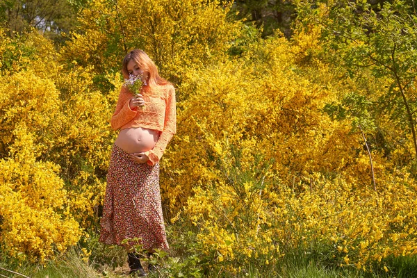 Mujer Embarazada Joven Tocándose Vientre Oliendo Flores Concepto Embarazo Maternidad — Foto de Stock