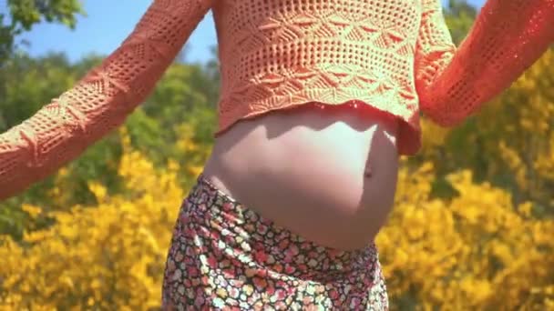 Aktív Terhesség Közelkép Meztelen Hasa Egy Terhes Akinek Boldog Dinamikus — Stock videók