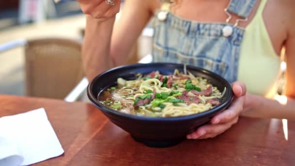 Žena Jíst Misku Hovězích Nudlí Asijské Restauraci Chopsticks Eating Čínské — Stock video
