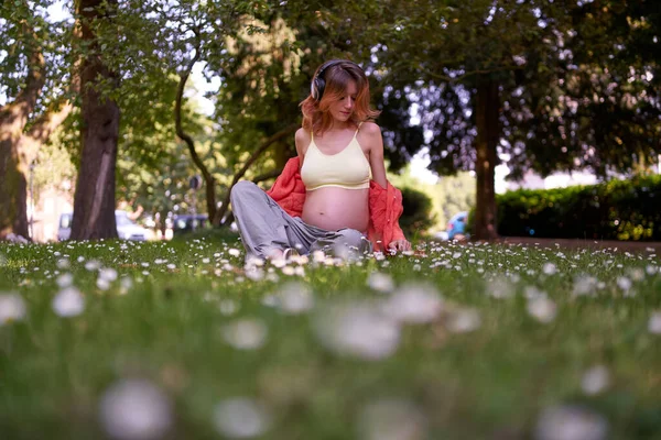 Hamile Kadın Yaz Günü Gölgeli Bir Parkta Akıllı Telefonundan Müzik — Stok fotoğraf