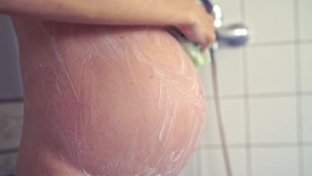 Ciężarna Kobieta Pod Prysznicem Myje Brzuch Żelem Pod Prysznic Myjką — Wideo stockowe