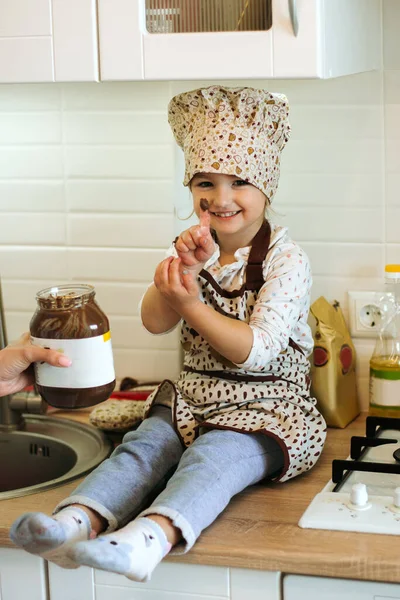 Pretty Little Girl Krem Czekoladowy Białej Kuchni Domu — Zdjęcie stockowe