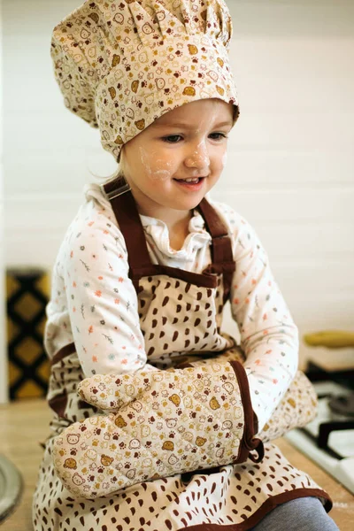Портрет Милой Маленькой Девочки Белой Кухне Счастливое Семейное Время — стоковое фото