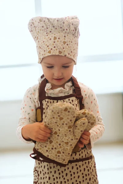 Portrét Roztomilé Malé Homecook Dívka Bílé Kuchyni Šťastný Rodinný Kuchyňský — Stock fotografie