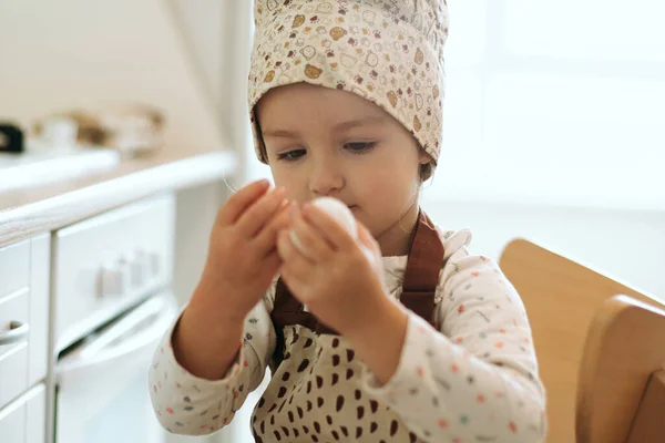 Χαριτωμένο Κοριτσάκι Homecook Κάνει Τηγανίτες Λευκή Κουζίνα Χαρούμενη Οικογενειακή Κουζίνα — Φωτογραφία Αρχείου