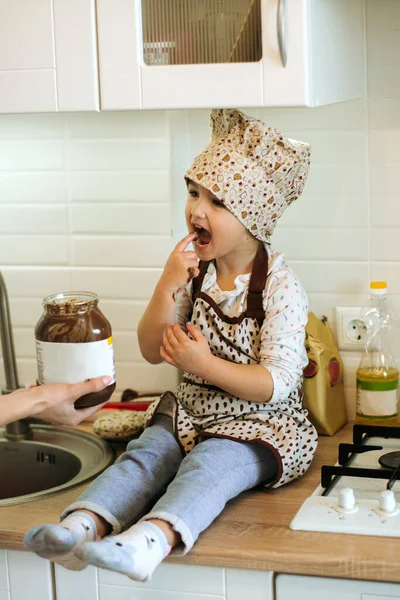 Pretty Little Girl Krem Czekoladowy Białej Kuchni Domu — Zdjęcie stockowe
