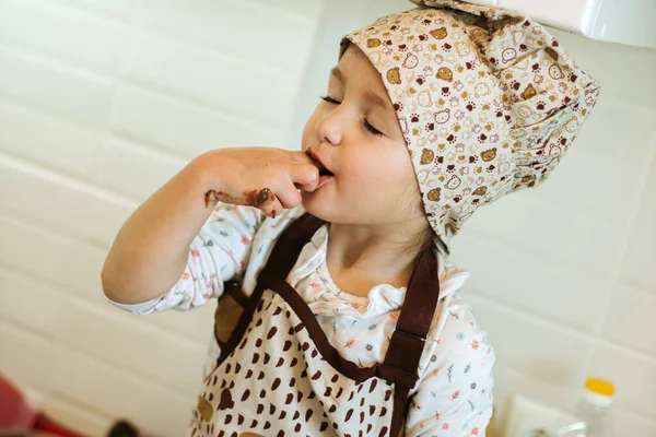 Красивая Маленькая Девочка Ест Шоколадное Мороженое Белой Кухне Дома — стоковое фото