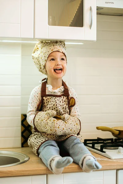 Portret Uroczej Dziewczynki Domowej Kuchni Białej Kuchni Szczęśliwa Kuchnia Rodzinna — Zdjęcie stockowe