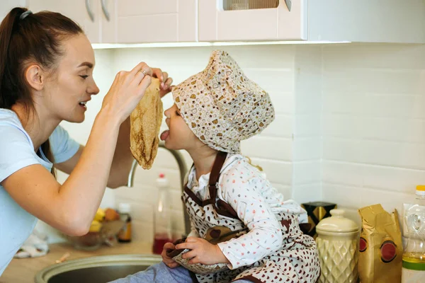 Cute Little Homecook Dziewczyna Jej Pięknej Matki Sprawia Naleśniki Białej — Zdjęcie stockowe