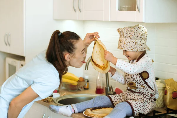 Güzel Annesiyle Birlikte Beyaz Mutfakta Krep Yapan Sevimli Küçük Aşçısı — Stok fotoğraf