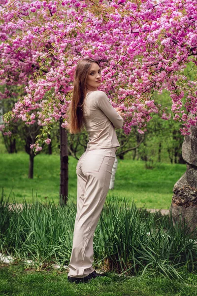 Πορτρέτο Της Γοητευτικής Μόδας Γυναίκα Στο Ανθισμένο Πάρκο Sakura — Φωτογραφία Αρχείου