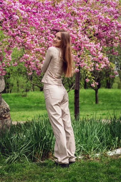 盛开的樱花公园里迷人的时髦女人的肖像 — 图库照片