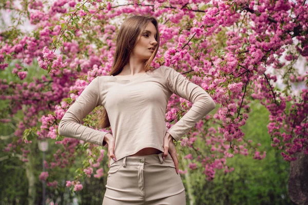 Ritratto Affascinante Donna Alla Moda Fiore Parco Sakura — Foto Stock
