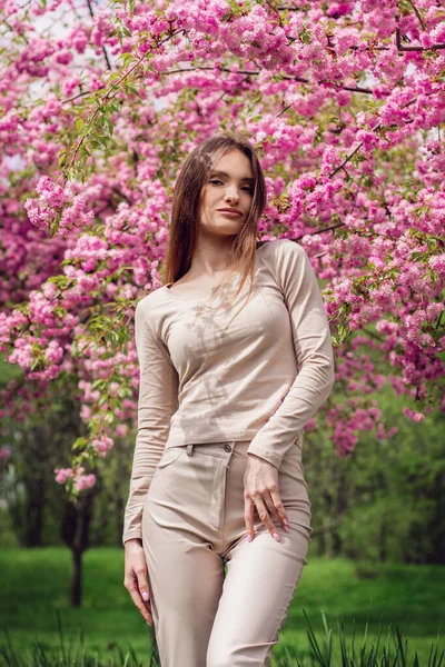 Portret Uroczej Modnej Kobiety Kwitnącym Parku Sakura — Zdjęcie stockowe