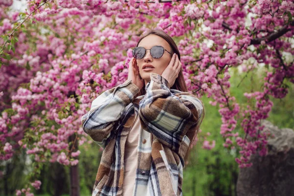 Portrait Charmante Femme Mode Dans Parc Sakura Fleurs — Photo