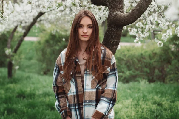 Retrato Encantadora Joven Dama Moda Jardín Floreciente Con Árboles Blancos — Foto de Stock