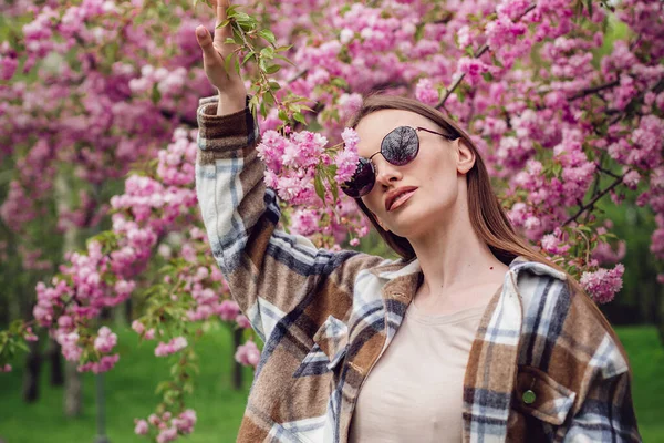 Portrait Charmante Femme Mode Dans Parc Sakura Fleurs — Photo