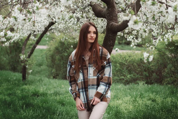 Portrét Krásné Mladé Módní Dámy Kvetoucí Zahradě Bílými Stromy — Stock fotografie