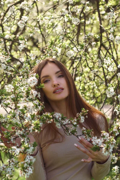 桜の庭にポーズをとる美少女の肖像画 — ストック写真