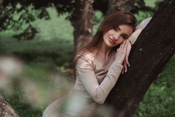 緑の森に身を包んだ魅力的な若い女性の肖像画 — ストック写真
