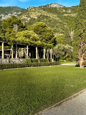 Dağlarda güzel bir yaz günü manzarası, yeşil çayırlar, dağ yamaçları ve tepeler.