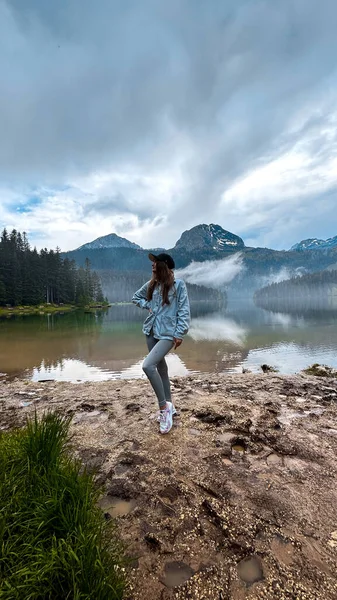 Young Woman Enjoying Beauty Nature Looking Mountain Lake Montenegro — Stock Photo, Image