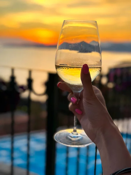 Glas Wein Der Hintergrundlandschaft Mit Dramatischem Himmel Bei Sonnenuntergang — Stockfoto