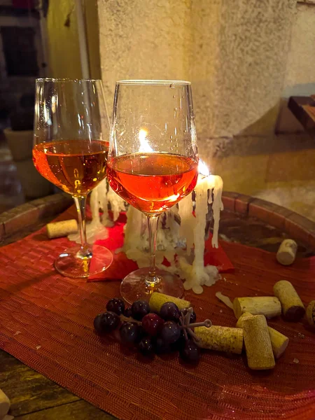 Due Bicchieri Vino Una Cena Lume Candela Notturna Raffinato Ambiente — Foto Stock