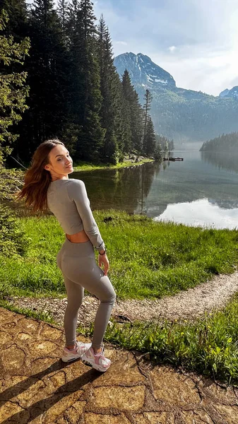 Ung Kvinna Njuter Naturens Skönhet Tittar Fjällsjö Montenegro Royaltyfria Stockfoton