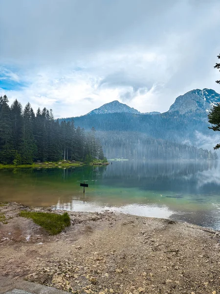 Vista Lago Azul Com Reflexo Árvores Folhas Agulha Montanhas Monten — Fotografia de Stock