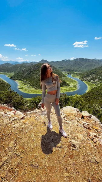 Молода Жінка Яка Милується Красою Природи Дивиться Гірське Озеро Чорногорії — стокове фото