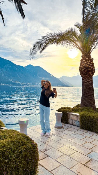 Chraming Frau Macht Selfie Sonnenuntergang Meeresufer Von Montenegro — Stockfoto