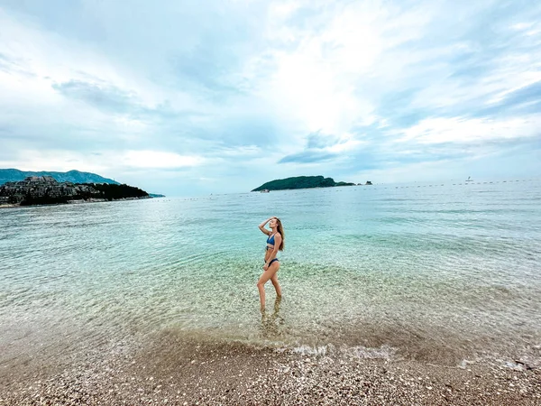 Vacker Kvinna Bikini Tropisk Strand Porträtt Charmig Ung Kvinna Till Stockfoto