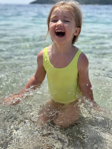 Portrait Adorable Little Girl Beach Summer Vacation — Stock Photo, Image