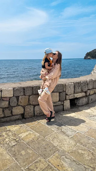 Young Mom Kisses Her Daughter Sea Shore Montenegro Europe — Stock Photo, Image