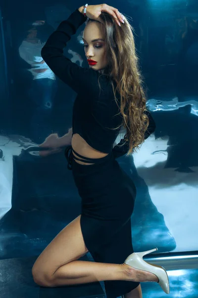 Sexy Dame Mode Robe Noire Posant Studio Sur Fond Feuille — Photo