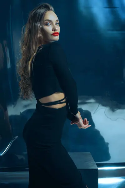 Sexy Modische Dame Schwarzen Kleid Posiert Studio Auf Dunklem Folienhintergrund — Stockfoto