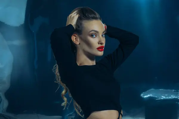 Sexy Modische Dame Schwarzen Kleid Posiert Studio Auf Dunklem Folienhintergrund Stockbild