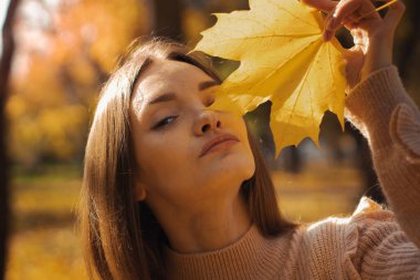 Sonbahar havası. Güzel kadın portresi.