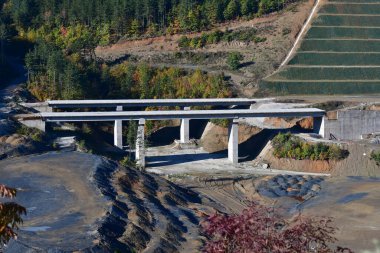 Yeni otoyol için inşaat halindeki beton köprüler