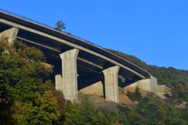 Yeni otoyol için inşaat halindeki beton köprüler