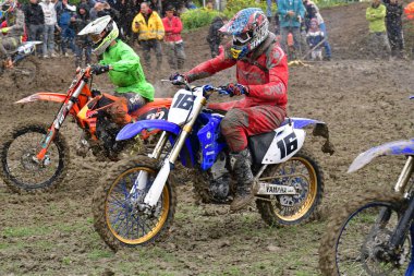 Orman, Makedonya, 14 Mayıs 2023. Yağmurlu havada ve çamurlu pistte, motosiklet yarışçıları zor koşullarda çeşitli kategorilerde yarıştılar..