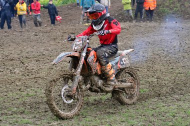 Orman, Makedonya, 14 Mayıs 2023. Yağmurlu havada ve çamurlu pistte, motosiklet yarışçıları zor koşullarda çeşitli kategorilerde yarıştılar..