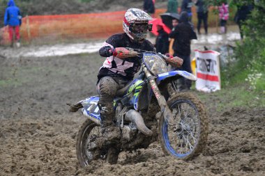 Orman, Makedonya, 14 Mayıs 2023. Yağmurlu havada ve çamurlu pistte, motosiklet yarışçıları zor koşullarda çeşitli kategorilerde yarıştılar..