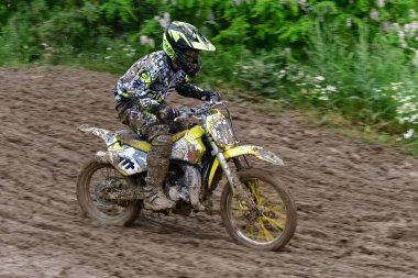 Orman, Makedonya, 14 Mayıs 2023. Yağmurlu havada ve çamurlu pistte, motosiklet yarışçıları zor koşullarda çeşitli kategorilerde yarıştılar..