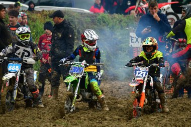 Orman, Makedonya, 14 Mayıs 2023. Yağmurlu havada ve çamurlu pistte, motosiklet yarışçıları zor koşullarda çeşitli kategorilerde yarıştılar..