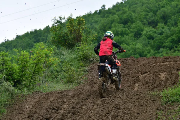 马其顿 2023年5月14日 在雨天和泥泞的跑道上 摩托车选手在困难的条件下参加了几类比赛 — 图库照片